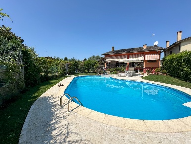 Foto Villa unifamiliare in Via Coevorden 4, Palmanova Sottoselva di 318 m²