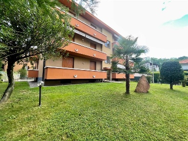 Foto Appartamento in Via Piave, Azzate Centro di 90 m² con 3 locali