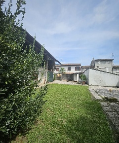 Foto Villa unifamiliare in Via Monticelli, Badia Pavese Centro di 216 m²