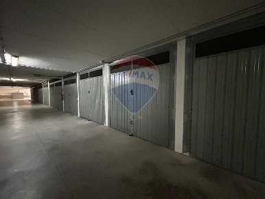 Foto Box in Via delle Regioni, Aprilia Centro di 20 m² con 1 locali