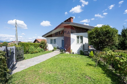 Foto Appartamento in Via Cesare Battisti, Lozza di 92 m² con 2 locali