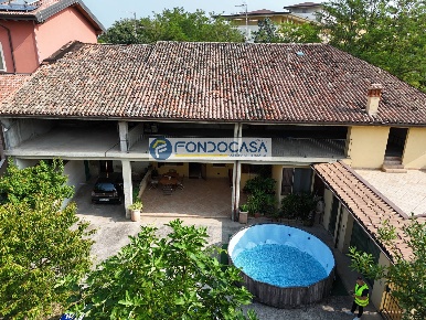 Foto Rustico in via san zeno, Lonato del Garda Lonato di 130 m² in vendita