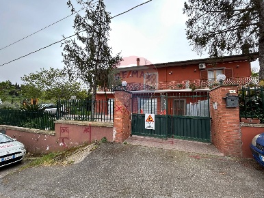 Foto Villa bifamiliare in Via Grotte dello Stinco, Frascati di 220 m²