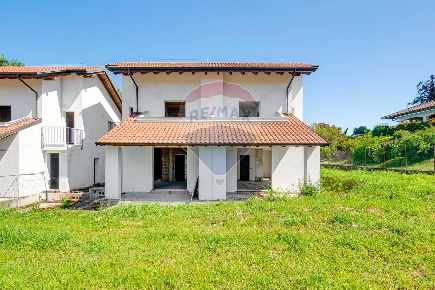 Foto Villa bifamiliare in VIA TICINO, Taino Centro di 150 m² con 5 locali