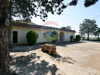 Foto Rustico in Contrada Terzi Riccarda, Mottola con 12 locali in vendita