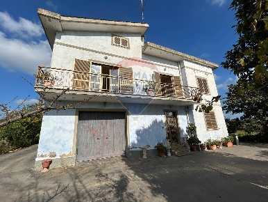 Foto Casa indipendente in via isola di zannone, Lanuvio di 365 m²
