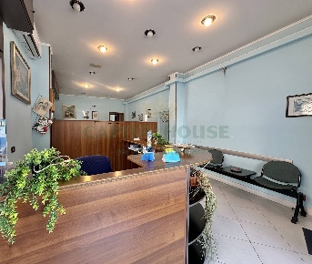 Foto Locale commerciale a Bologna Bolognina di 90 m² con 4 locali