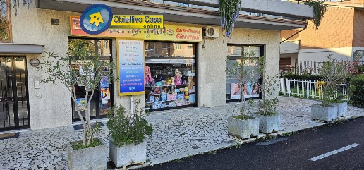 Foto Attività commerciale in via galileo galilei, Teramo di 80 m²