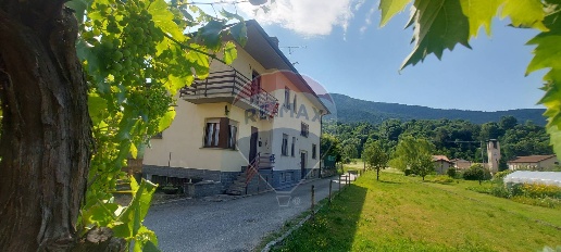 Foto Casa indipendente in Via Gemonio, Cuvio Comacchio di 230 m² in vendita