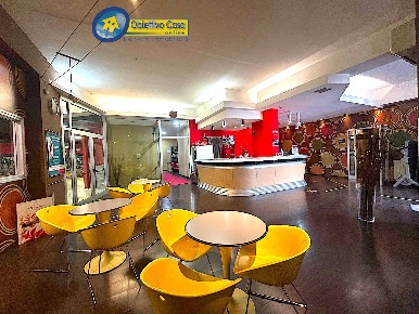 Foto Locale commerciale in via pepe, Teramo Centro di 1000 m² con 10 locali