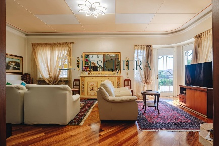 Foto Appartamento in Via Giovanni Pascoli, Desenzano del Garda di 250 m²