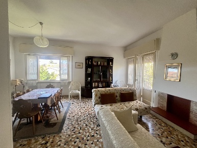 Foto Appartamento a Massa Marina di Massa Centro di 132 m² con 6 locali