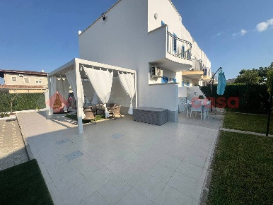 Foto Villa unifamiliare in Via CANNE 5, Pulsano di 80 m² con 3 locali