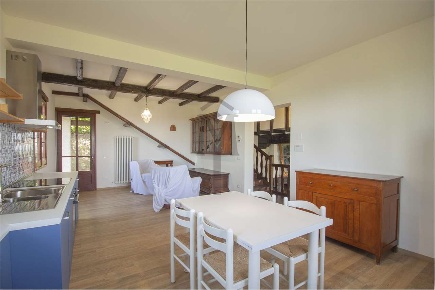 Foto Villa unifamiliare a Albinea di 220 m² con 8 locali in affitto