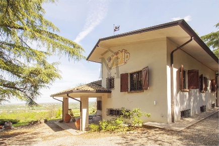 Foto Villa unifamiliare a Albinea di 220 m² con 8 locali in affitto