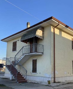 Foto Casa indipendente in Strada Bertone, Goito di 166 m² con 7 locali