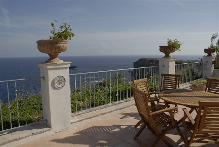 Foto Hotel in via olivi 95, Ventotene di 326 m² con 15 locali in vendita