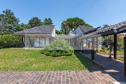 Foto Villa unifamiliare a Vimercate Vimercate Sud di 345 m² con 12 locali