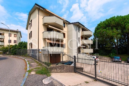 Foto Appartamento a Gazzada Schianno Centro di 115 m² con 4 locali