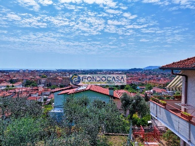 Foto Villa bifamiliare in Via Gasparo Venturini, Massa Centro di 95 m²