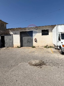 Foto Attività commerciale in VIA NECROPOLI DEL FUSCO, Siracusa di 400 m²