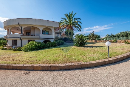 Foto Villa singola in Via Brenta, Augusta Centro di 600 m² con 15 locali