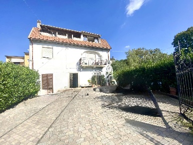 Foto Attico in via l'aquila, L'Aquila Palombaia di 120 m² con 3 locali