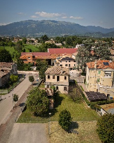Foto Rustico in VIA SANT'ANNA, Cornuda Centro di 212 m² con 5 locali