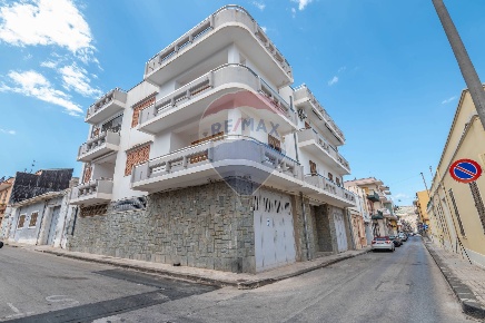 Foto Case semi ndipendenti in Via Archimede, Solarino di 300 m² in vendita