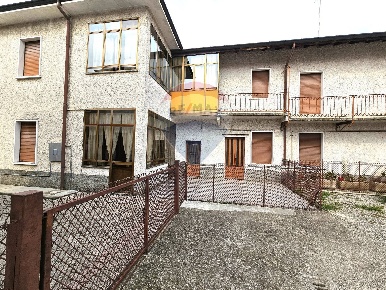 Foto Appartamento in Via Montello, Gallarate Ronchi di 340 m² con 8 locali