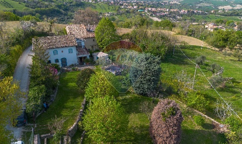 Foto Rustico a Cingoli di 220 m² con 4 locali in vendita