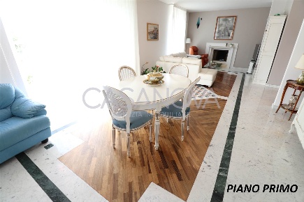 Foto Villa bifamiliare a Giulianova di 270 m² con 8 locali in vendita