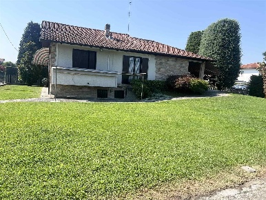 Foto Villa unifamiliare a Casirate d'Adda Centro di 120 m² con 4 locali