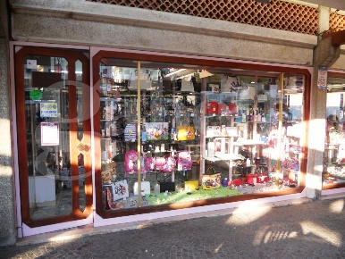 Foto Negozio in Via Baia Domizia centro Viale degli Oleandri 9, di 35 m²