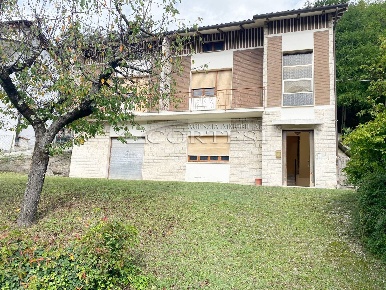 Foto Casa indipendente a Cagli di 231 m² con 8 locali in vendita