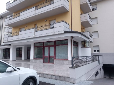 Foto Ufficio in Via Bachelet 15, Matelica Centro di 42 m² con 2 locali