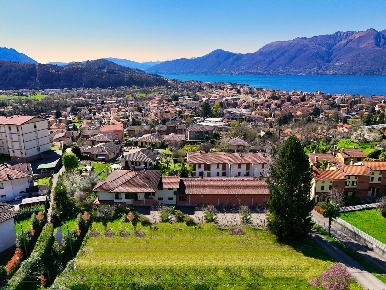 Foto Villa unifamiliare in Via Cervinia, Luino Centro di 615 m² in vendita