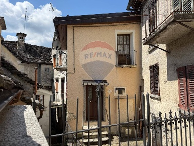 Foto Appartamento in via Madonnina, Toceno di 200 m² con 7 locali
