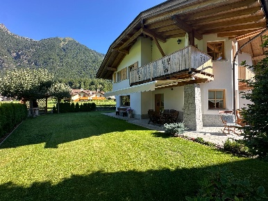 Foto Appartamento in Via Dei campi, Carisolo di 170 m² con 5 locali