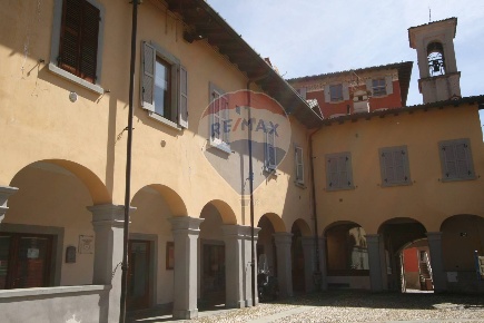 Foto Locale commerciale in Via de Bernardi Bonomo, Clusone Centro di 129 m²