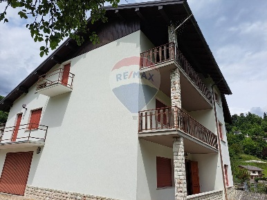 Foto Casa indipendente in Via Ronche, Lamon Rugna di 270 m² con 10 locali