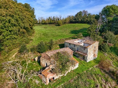 Foto Rustico a Gambassi Terme di 635 m² con 15 locali in vendita