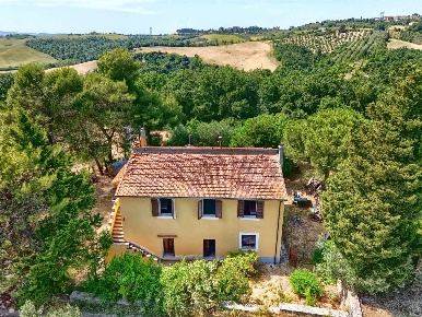 Foto Rustico a Volterra di 260 m² con 11 locali in vendita
