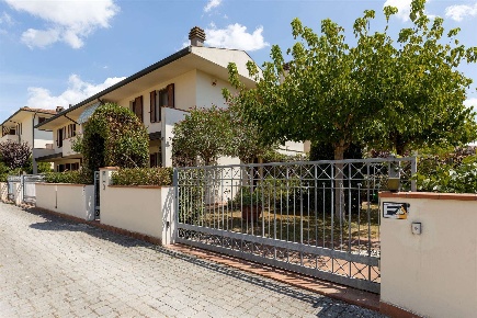Foto Villa a schiera in Via Indipendenza 4, Pontedera Oltrera di 250 m²