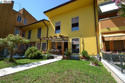 Foto Villa a schiera in via Papa Luciani, Pastrengo Tacconi di 100 m²