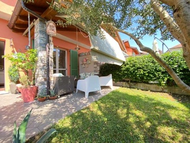 Foto Villa bifamiliare in Via Torino, Taino Centro di 130 m² con 7 locali
