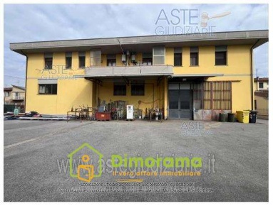 Foto Magazzino a Agliana di 346 m² con 6 locali in vendita