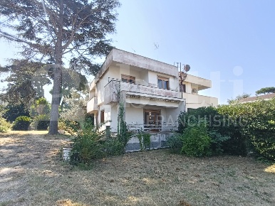 Foto Villa bifamiliare in Via degli Eucalipti 19, Anzio di 180 m²