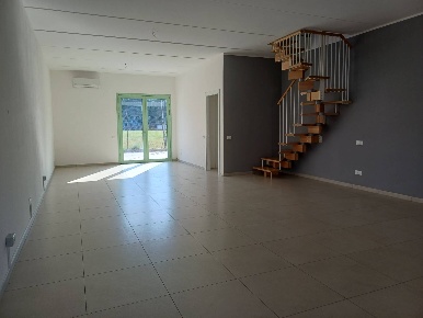 Foto Attività commerciale in via statale 12, San Giuliano Terme di 100 m²