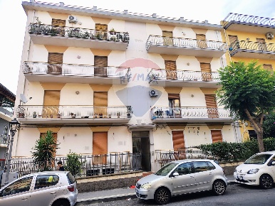 Foto Appartamento in Via Nizzeti, Aci Catena Centro di 95 m² con 5 locali